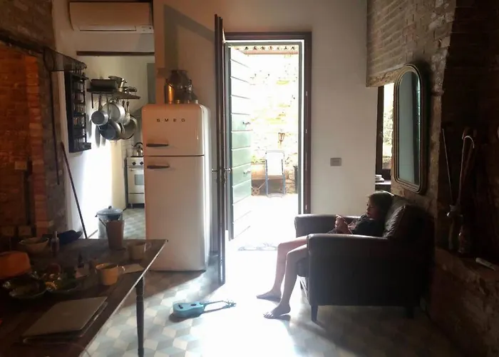 Il Buco Della Suora * Venice