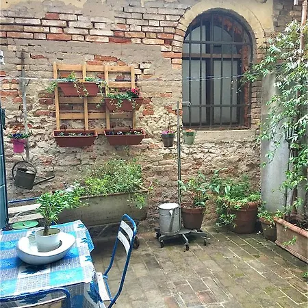 Il Buco Della Suora * Venecia